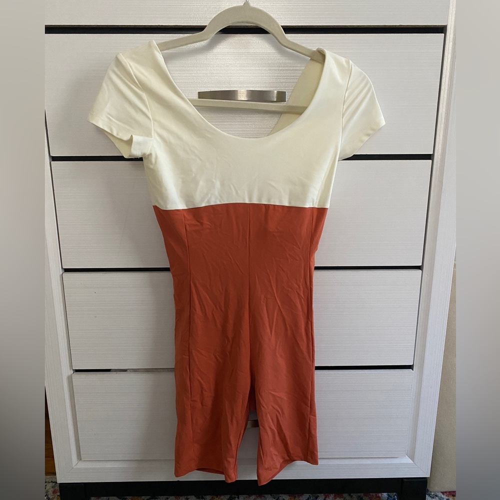 Manola athletic onesie. Orange and white. Size XS-S